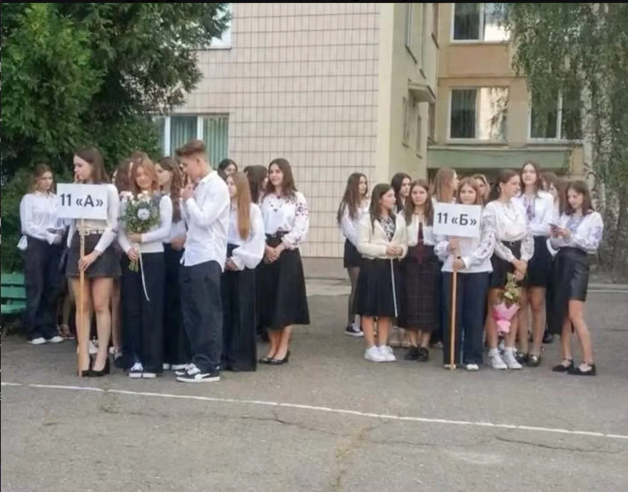 Тому що на 30 дівчат