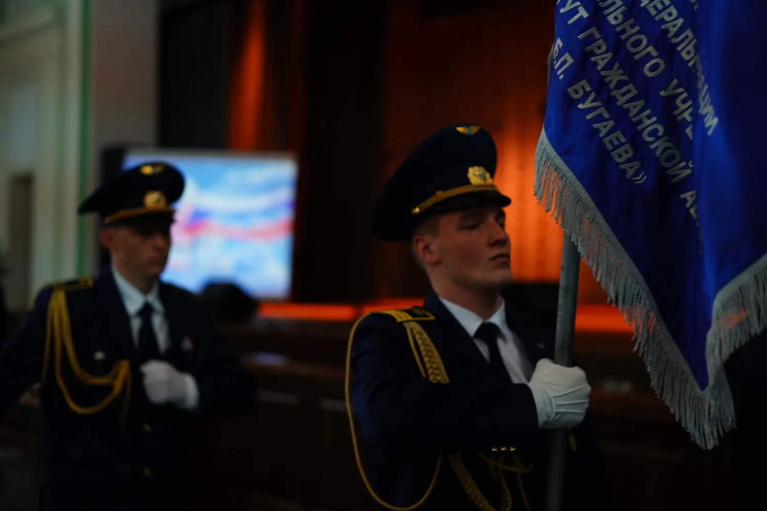 В Омском летно-техническом колледже Гражданской авиации прошёл праздничный концерт ко Дню России

В 
