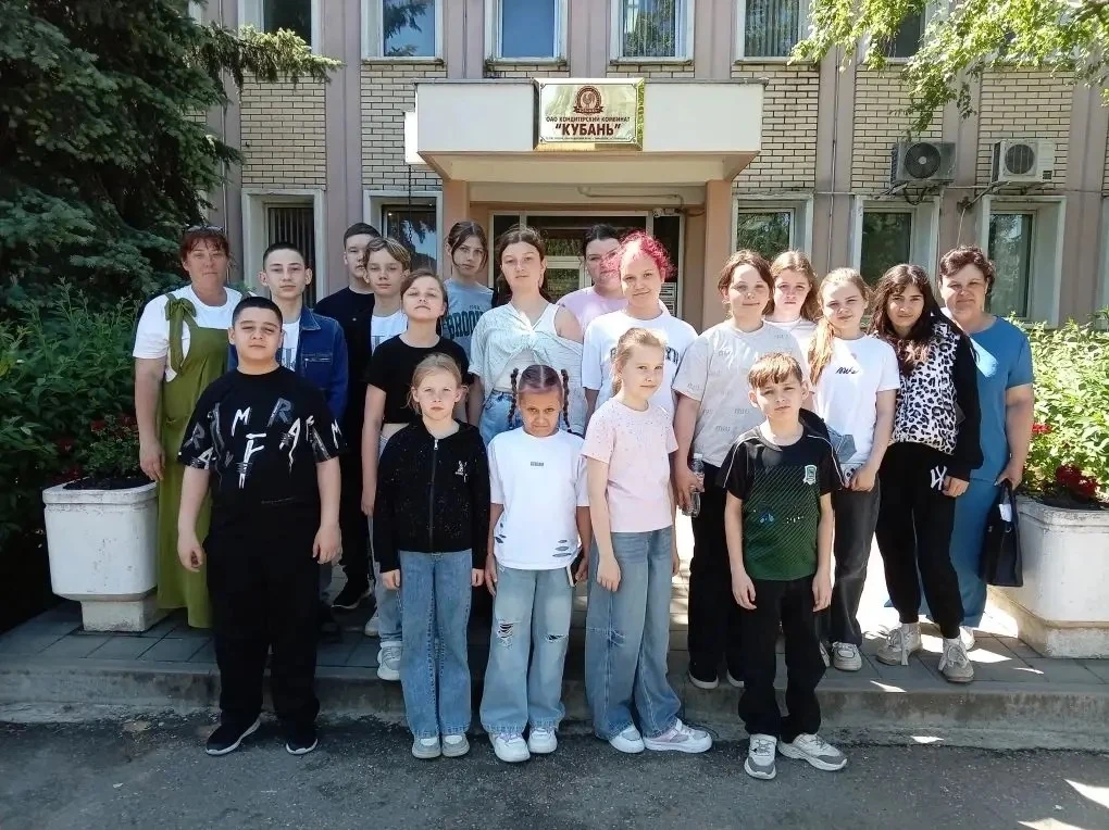 В первый день летних каникул, ученики 5 "Б" класса вместе с классным руководителем Рыба...