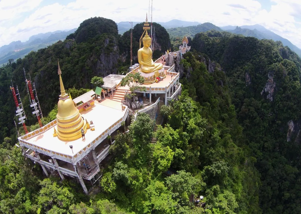 Храм Пещера Тигра, Таиланд 🇹🇭

🔹 Храм Пещера Тигра или Wat Tham Suea - буддийский храм в провинци