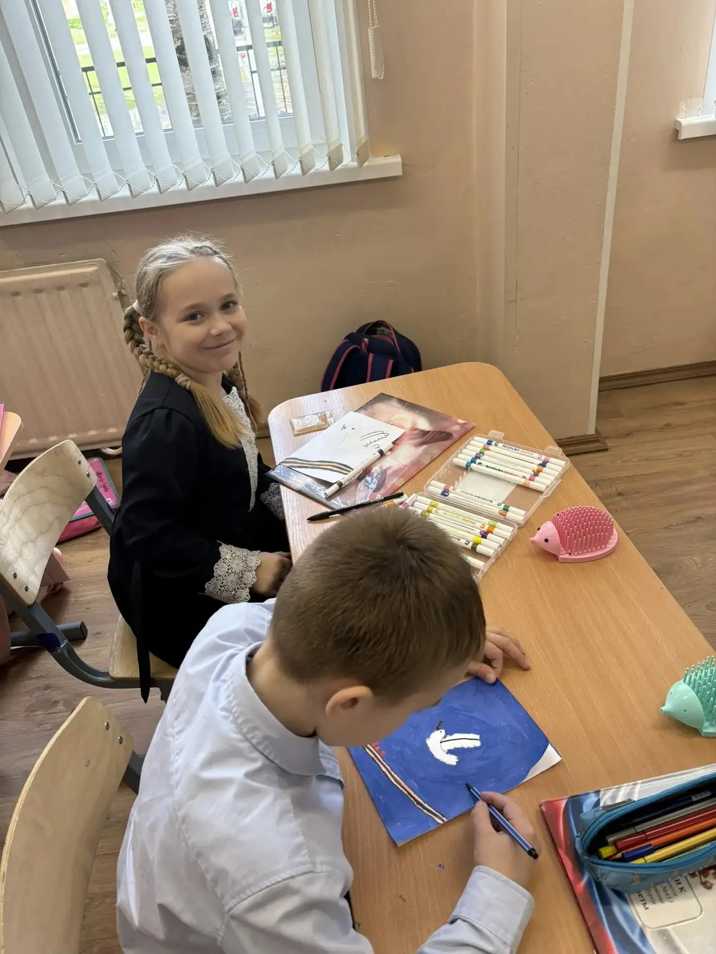 🎯 Тепло детских сердец: открытки ко Дню Победы  Наши ученики создали особенные подарки —поздравитель
