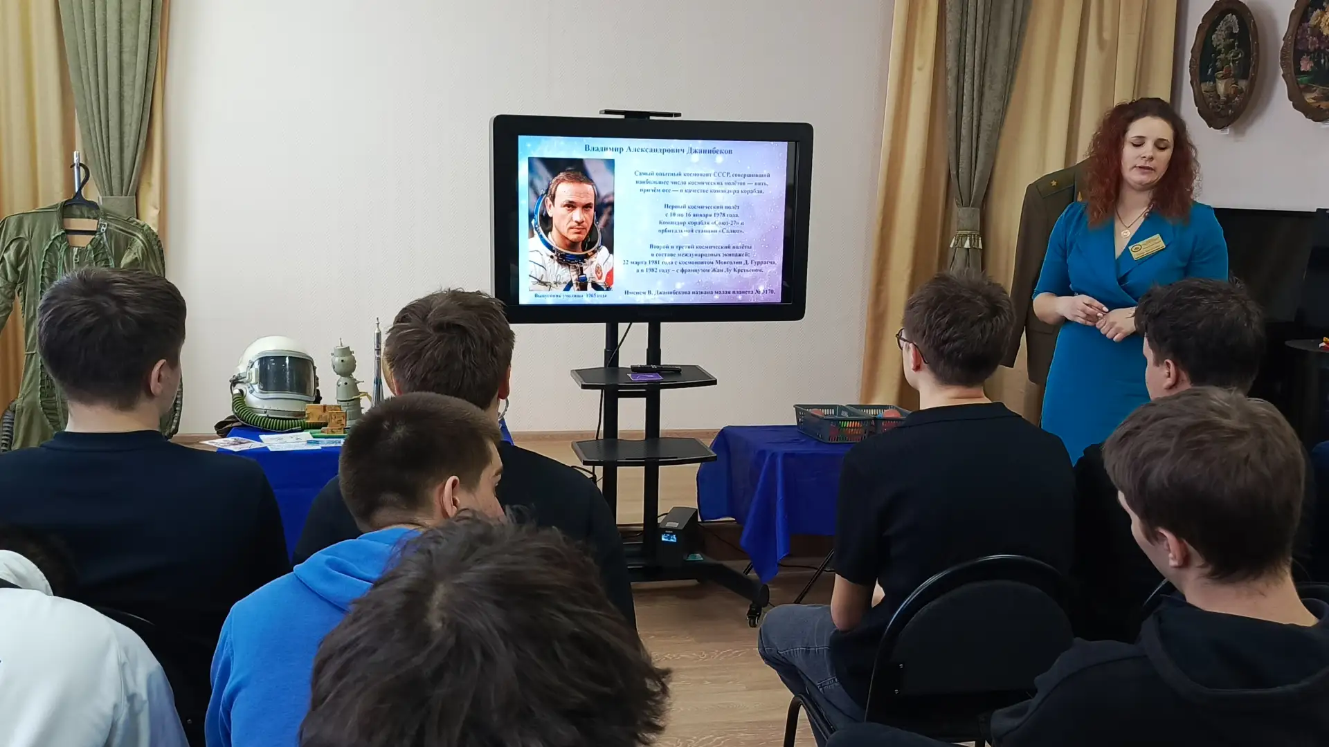 🚀 Студенты группы ЭЛ-11 (куратор Л.С. Черных), группы ТО-11 (куратор С.Б. Либерова) и библиотекарь Н