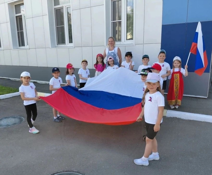 🇷🇺Музыкально-спортивный праздник ко Дню России в #ДО_Лучик

Как привить любовь к Родине самым мале