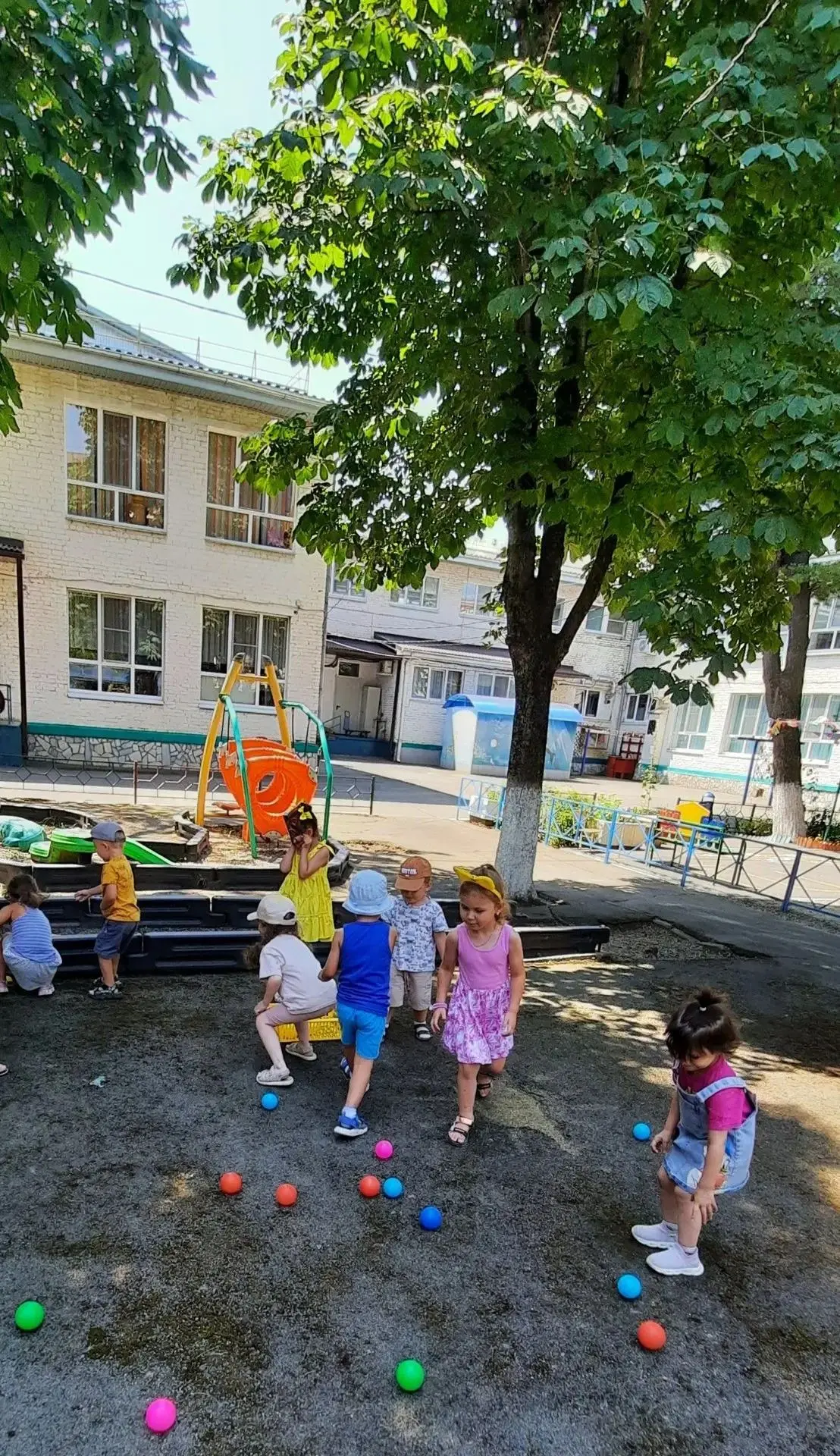 У нас прошел настоящий познавательный день «Пчёлы»!🐝
 Ребята превратились в маленьких исследователе