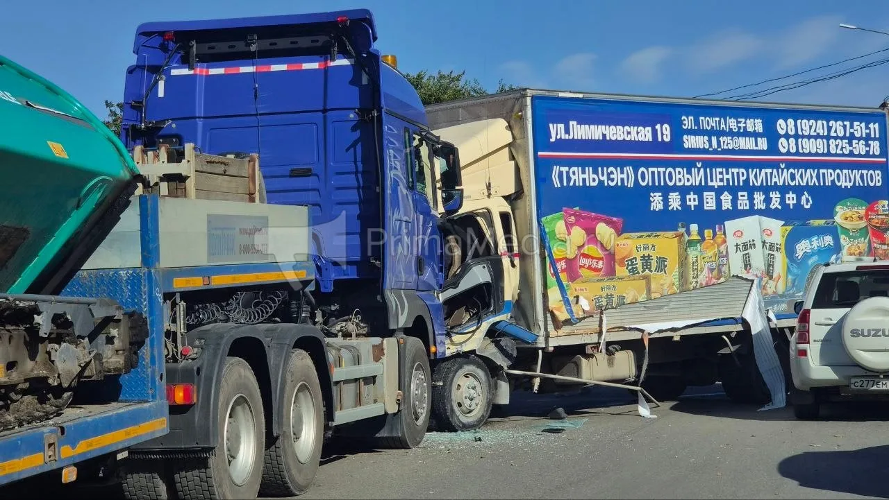 Шестеро человек пострадало в массовом ДТП на Шепеткова во Владивостоке. Среди них — дво...