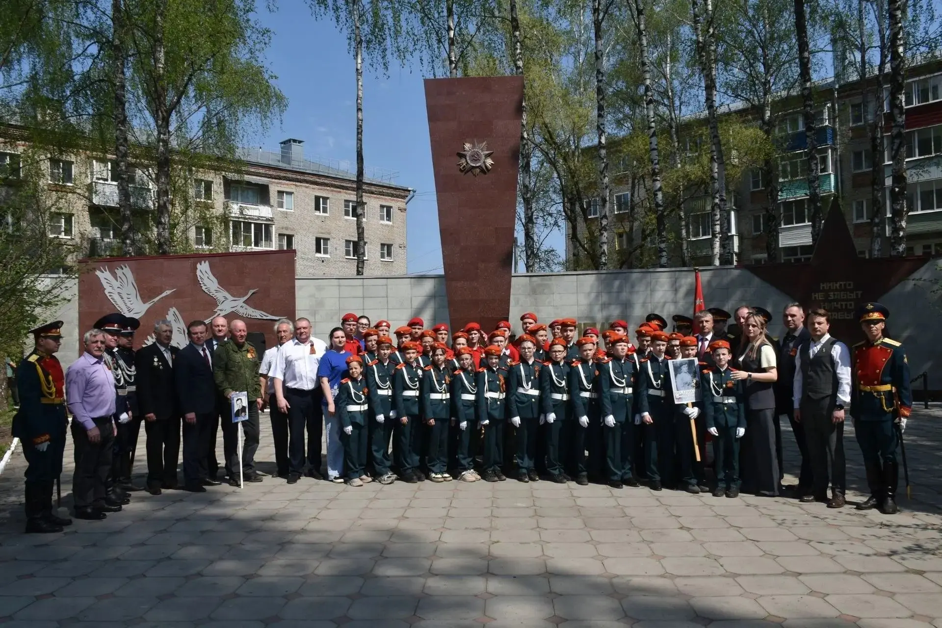 Ученики 5В кадетского класса приняли участие в торжественном возложении цветов к мемори...