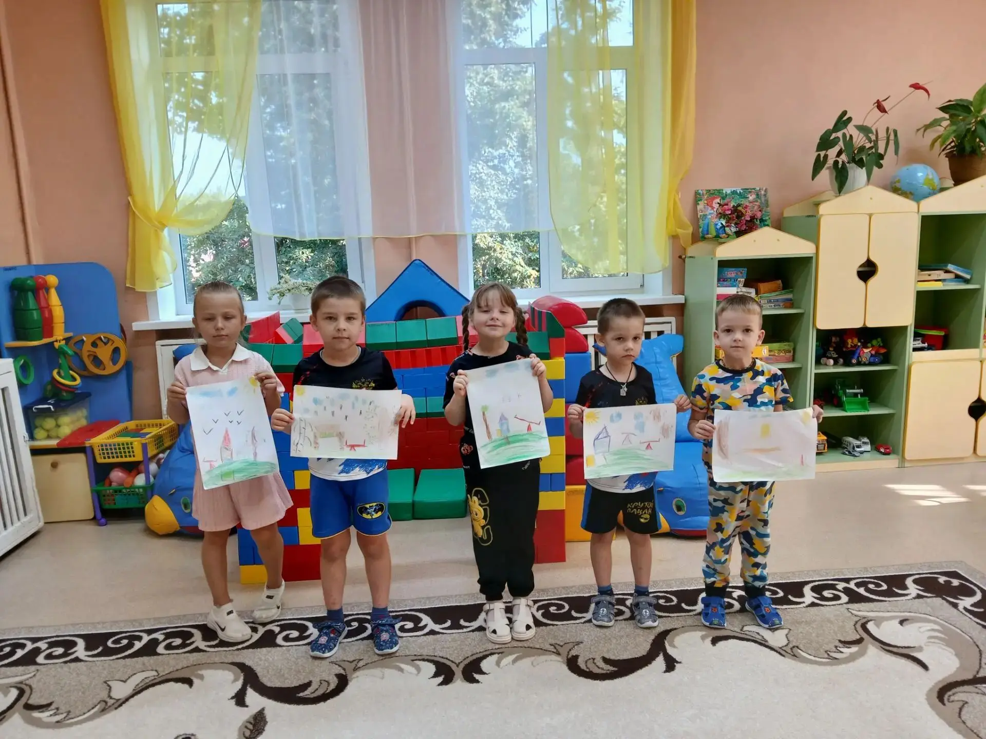 Участок детского сада в рисунках детей