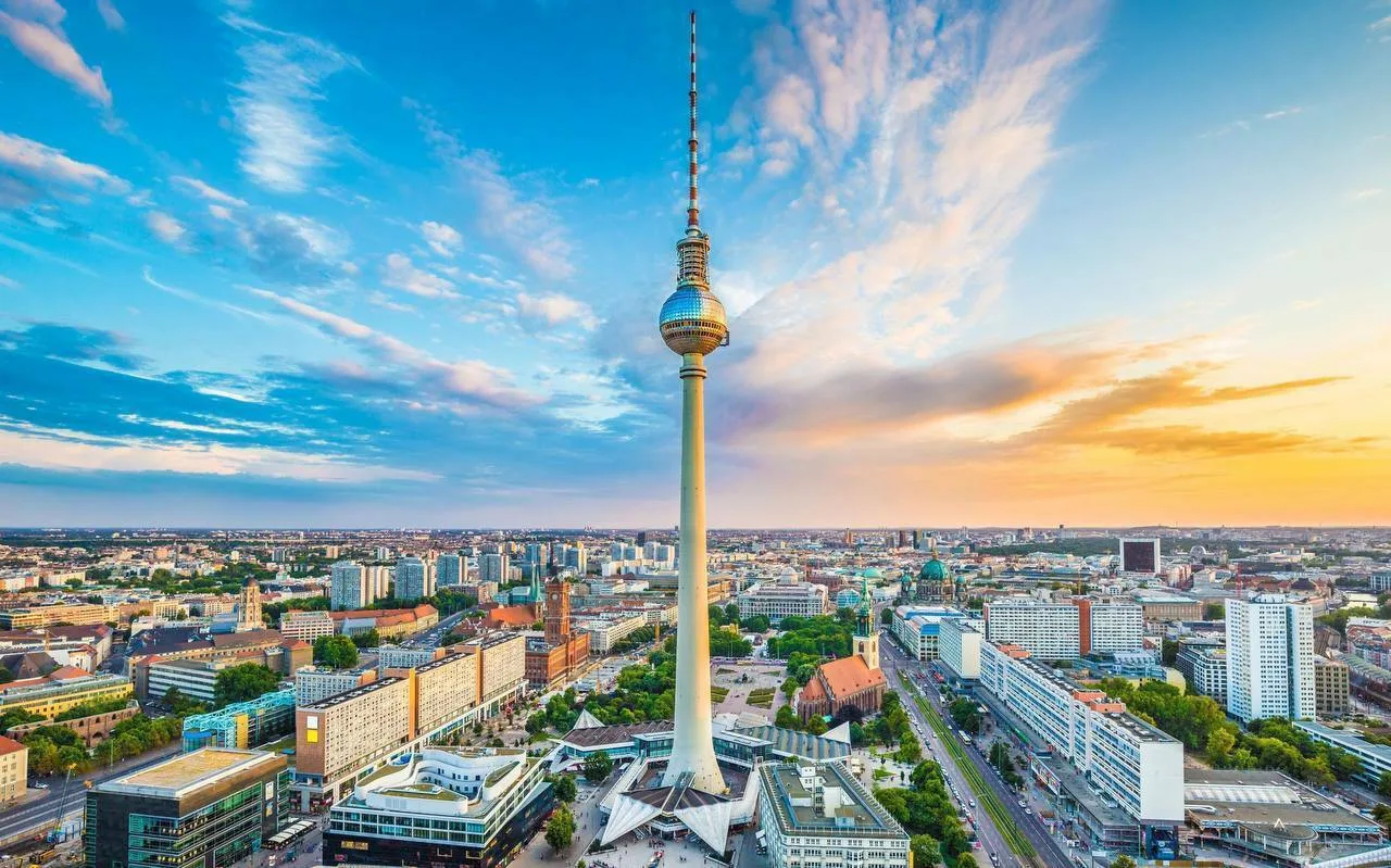 Топ-3 самых посещаемых городов Германии 🇩🇪  🏙️ Берлин Знаменитые Бранденбургские ворота, Рейхстаг, м
