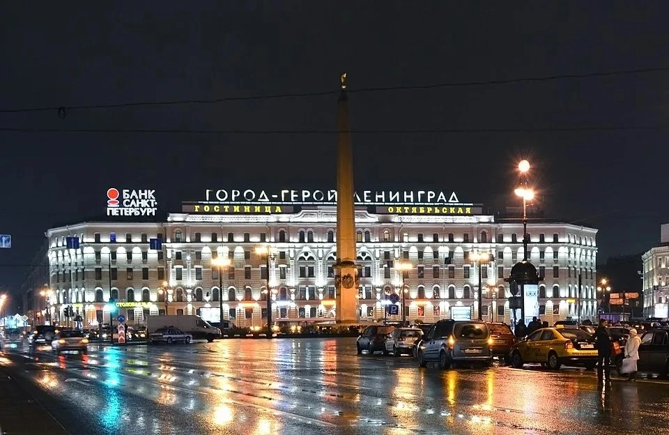 Нашла информацию, что слово «гопник» пошло из Питера, наравне с бадлоном и поребриком 😁