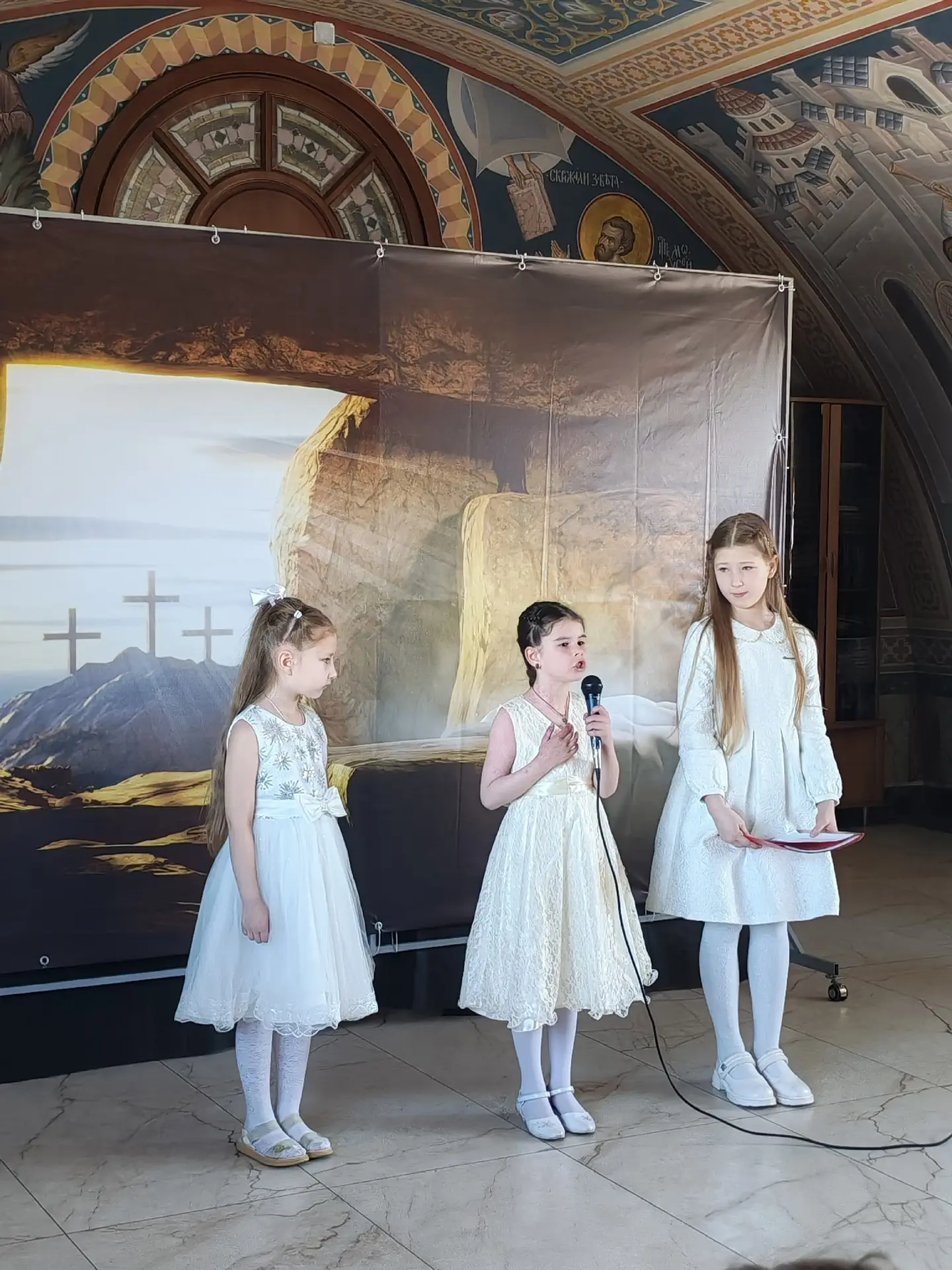 В храме во имя святых первоверховных апостолов Петра и Павла г.Шелехова на Светлой седмице было особ