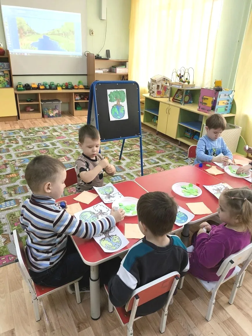 В рамках тематической недели, воспитанники младшей группы выполнили аппликацию с элемен...