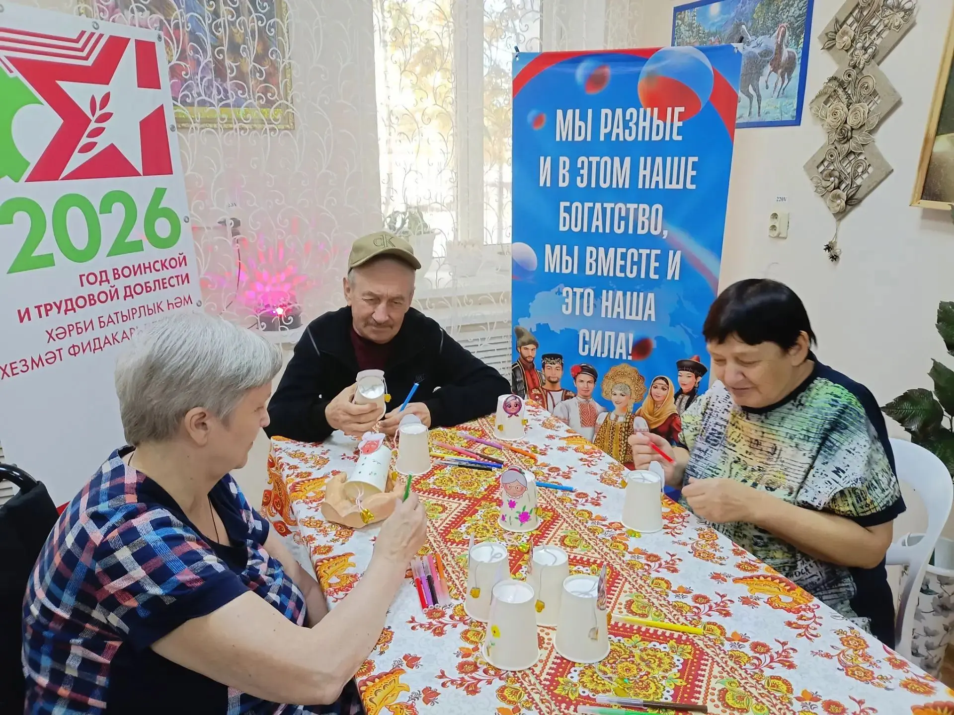 Поделка-аппликация "Бабушка и Дедушка" с использованием бумажных стаканчиков.