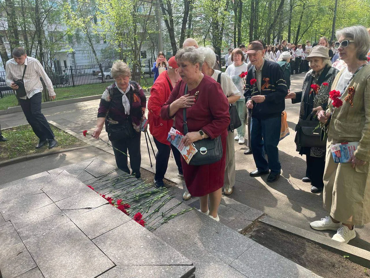 🌹 Красные гвоздики — символ памяти и благодарности   В нашей школе состоялась трогательная акция «Кр