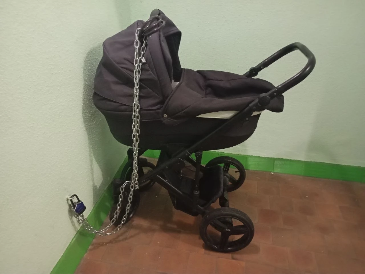 Суровое дворовое детство начинается с защиты личного транспорта ⛓️👶