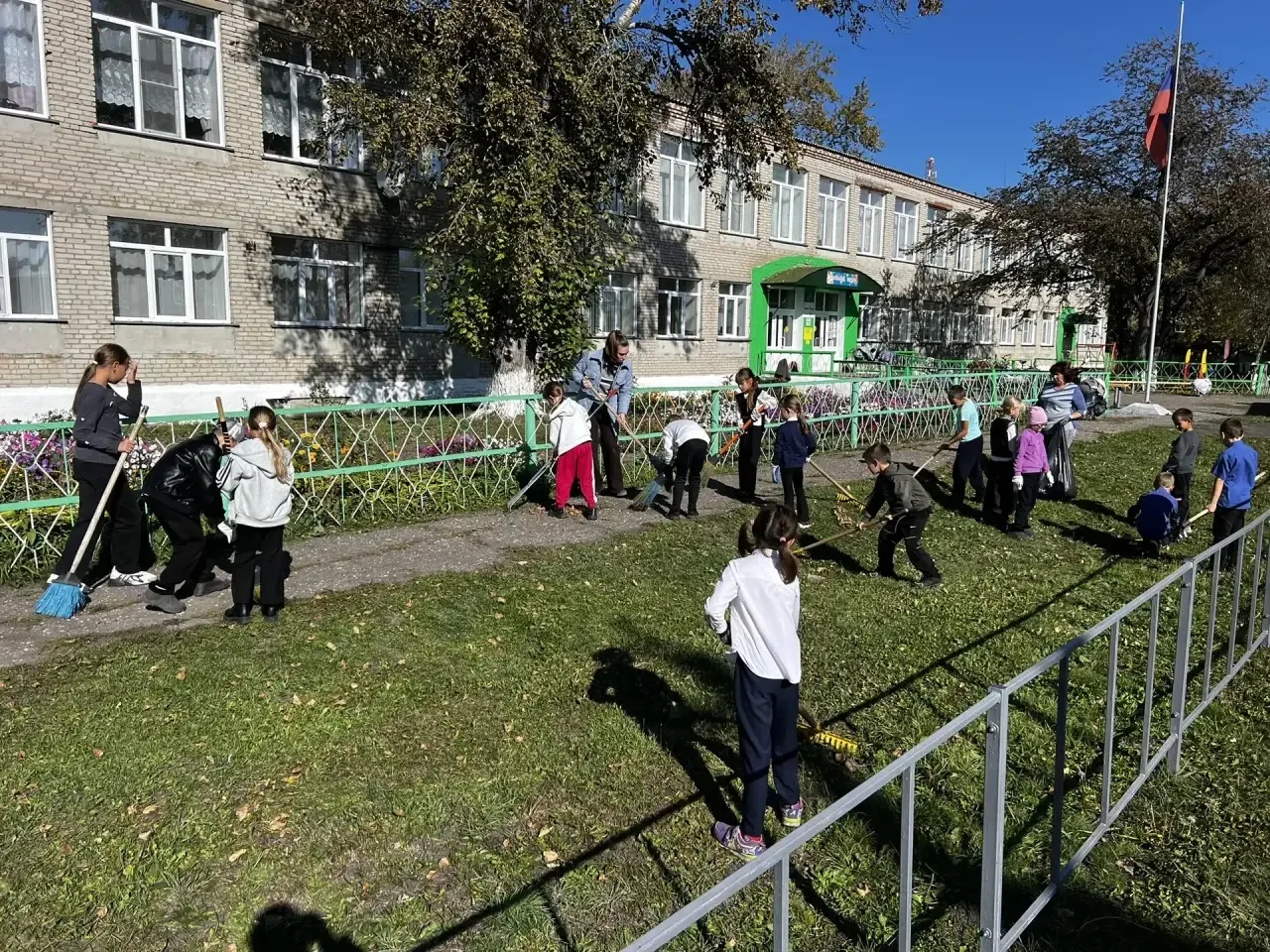 🍂 Сентябрьский день: вся школа на уборке!