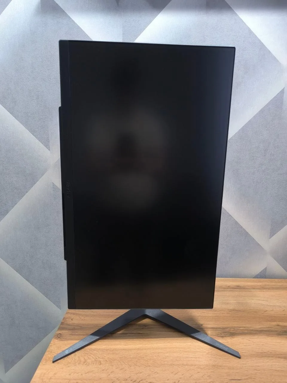 Монитор на шарнире LG UltraGear 27GS75Q 180-200 гц 
В идеальном состоянии,почти не использовался. Ку