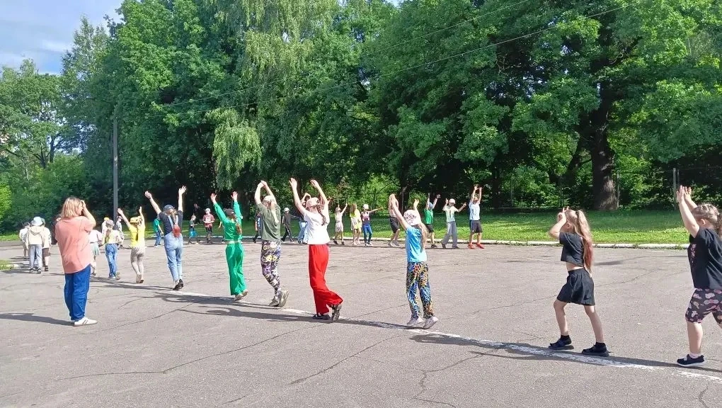 Сегодня, 23 июня, продолжает работу школьный лагерь. 
В ГОЛ с самого утра спортивный день. Вначале б