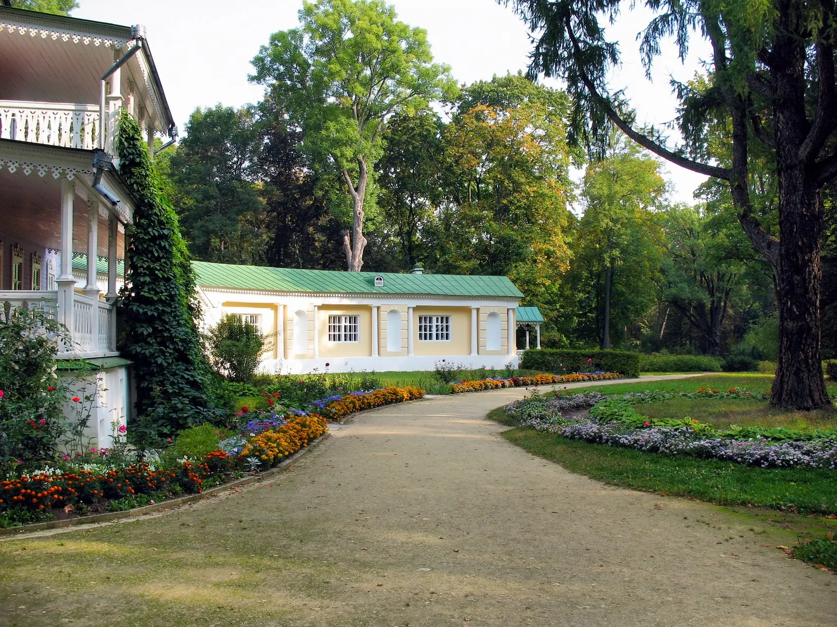 В Спасском-Лутовинове история усадьбы продолжается за музейными комнатами