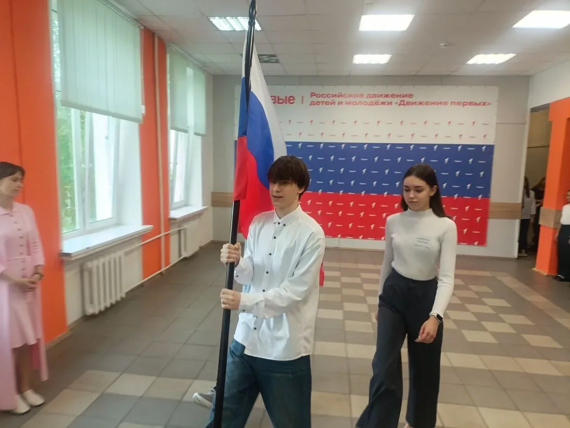 🏆 Утро, с которого хочется начать неделю!  🇷🇺 Сегодня понедельник в нашей школе начался по-настоящем