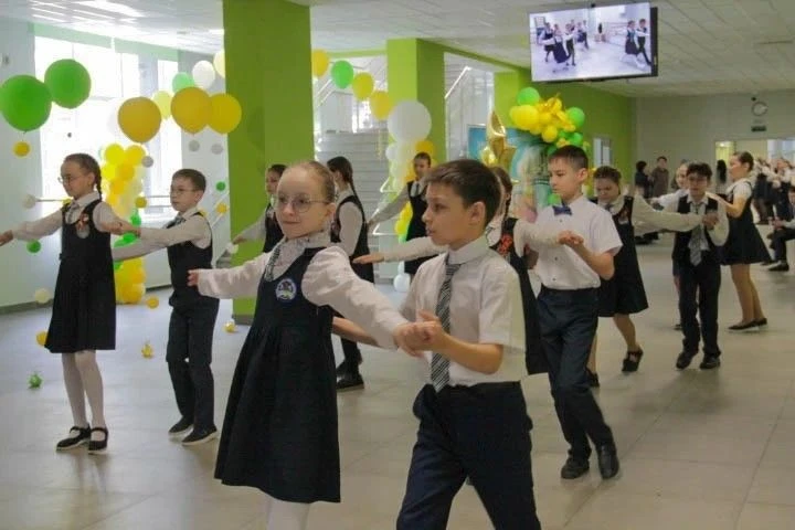 🎉 Исторический момент юбилея  🎉✨ В честь юбилея родной гимназии, холлы превратились в огромную танце