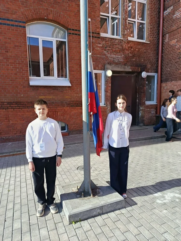 Традиционное начало заключительной в этом учебном году недели🇷🇺

Почетное право поднять государств