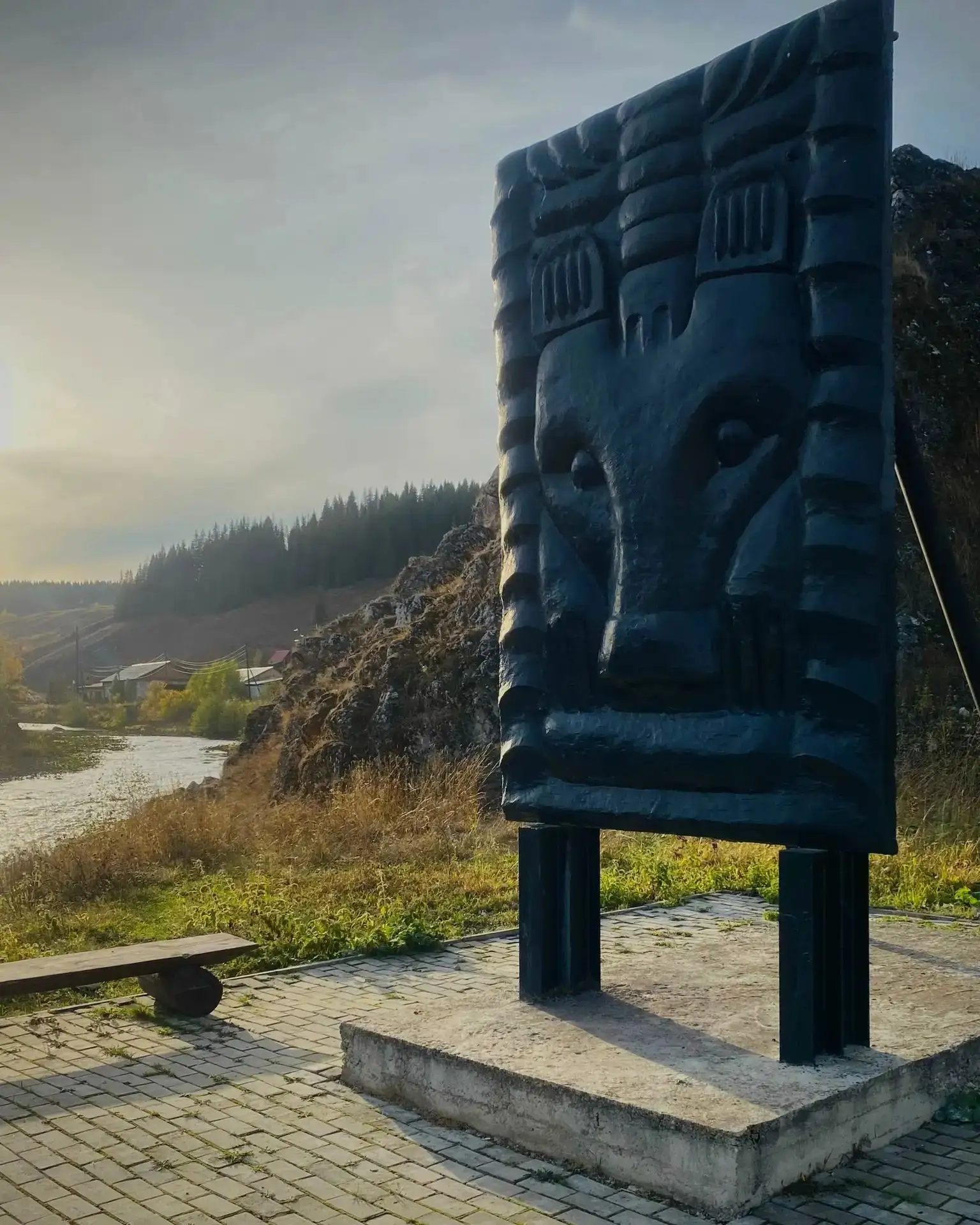 🍂 Есть места на Урале, где осень особенно красива. Одно из них — старинное село Кын в ...