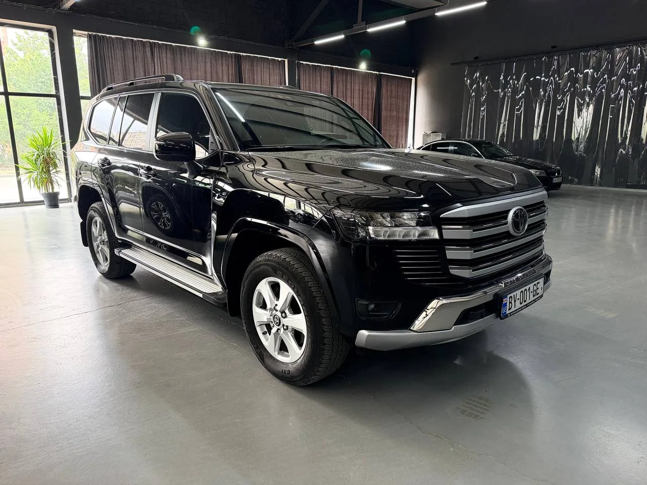 В продаже в Грузии дилерский Toyota Land Cruiser 300 2024 года, двигатель 4.0.
✅ Отличное состояние
