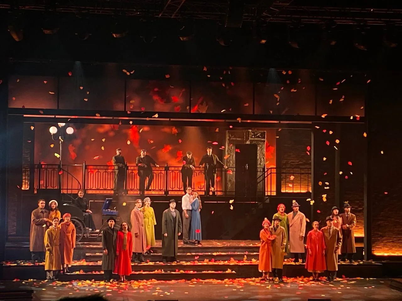 🎭 19 апреля наши учителя побывали на мюзикле «Вальс Бостон» в Культурном центре «Москвич»!  🤩Спектак