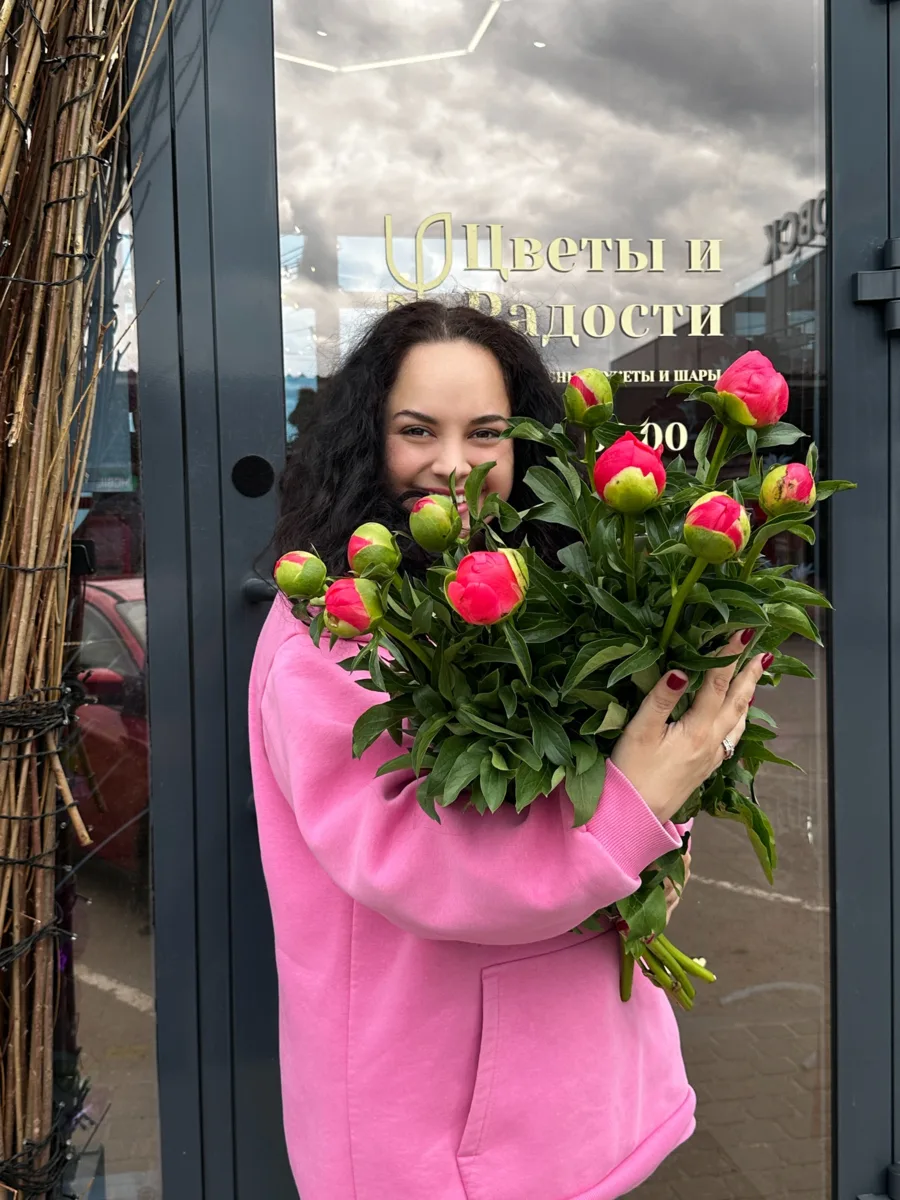 В эту пасмурную погоду хочется частичку яркости в жизни! И вот он красотун - ПИОН!
