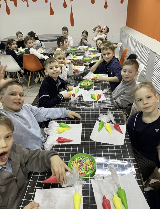 2А класс: расписываем пряники на «Пути к успеху»! Ученики 2А класса продолжают свой творческий проек