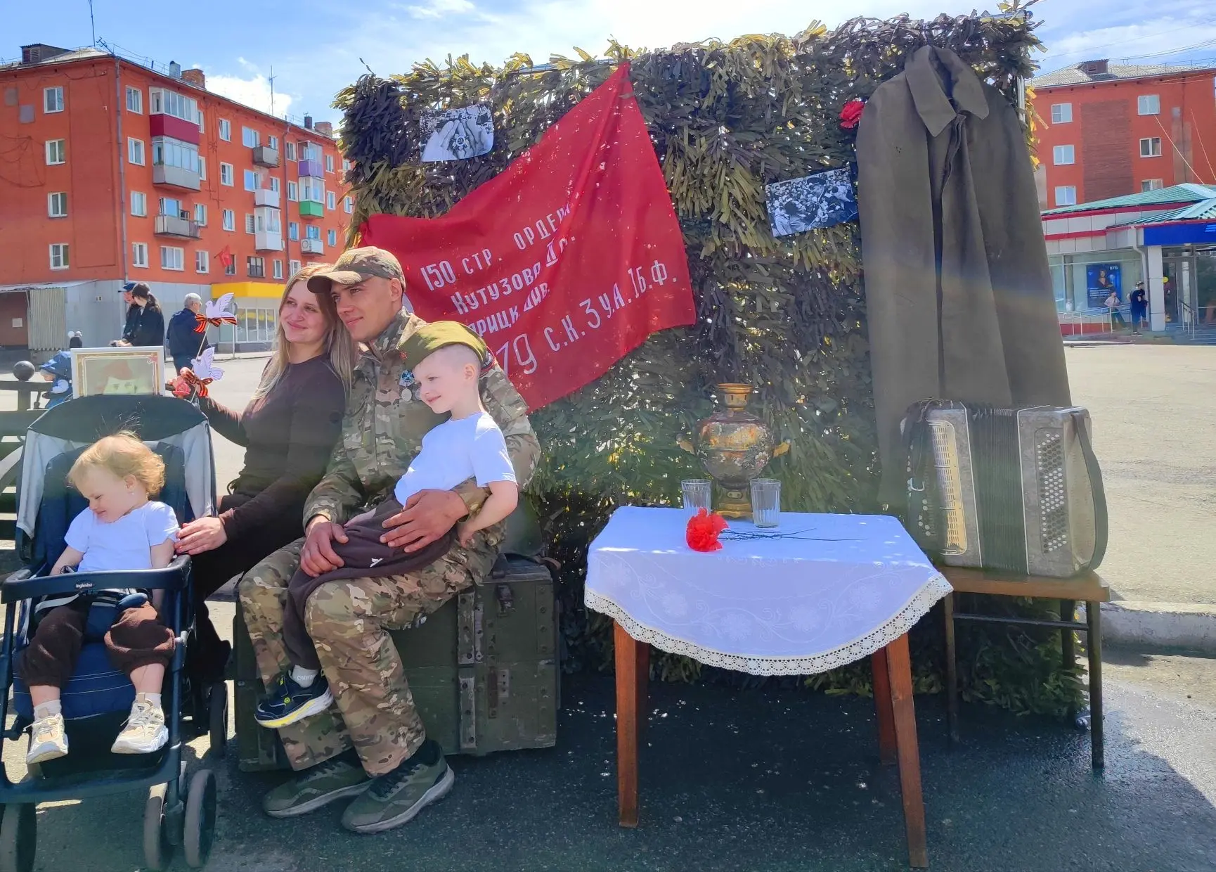 После Бессмертного полка и возложения цветов к Памятнику Воина-победителя на городской площади жител