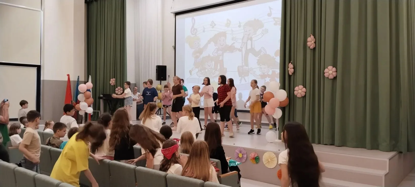 Пришкольный лагерь "Подсолнух" МБОУ гимназии 7 им.Д.П.Яковлева сегодня превратился в настоящую сцену