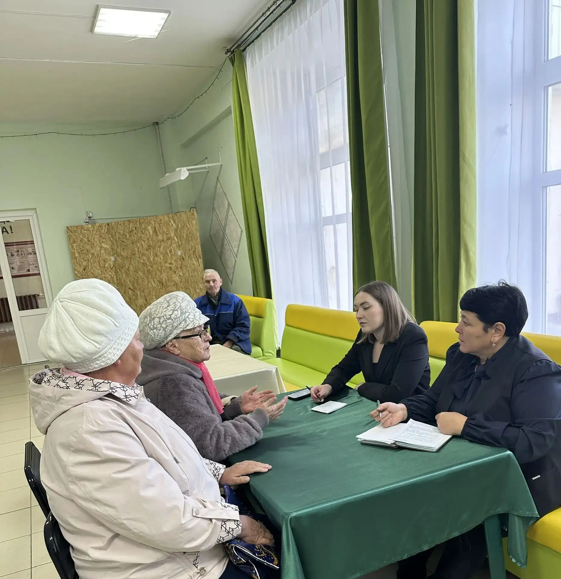 Забота о старшем поколении: личный приём граждан ко Дню пожилого человека
