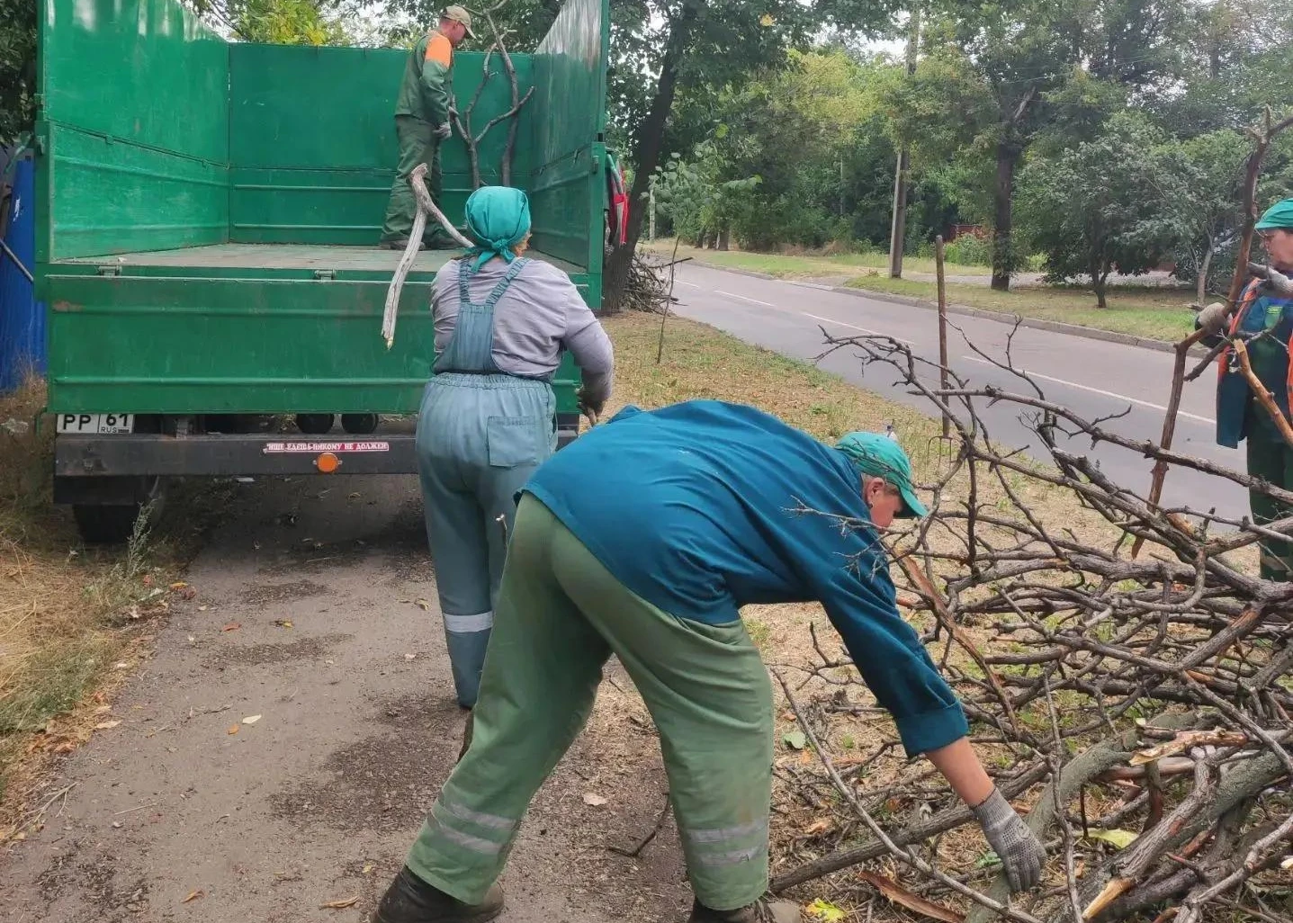 🌳 Сотрудники муниципального предприятия «Зеленое строительство» продолжают плановые ра...