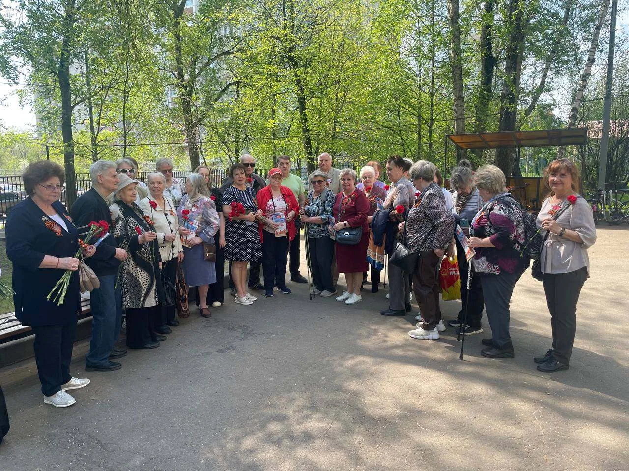 🌹 Красные гвоздики — символ памяти и благодарности   В нашей школе состоялась трогательная акция «Кр