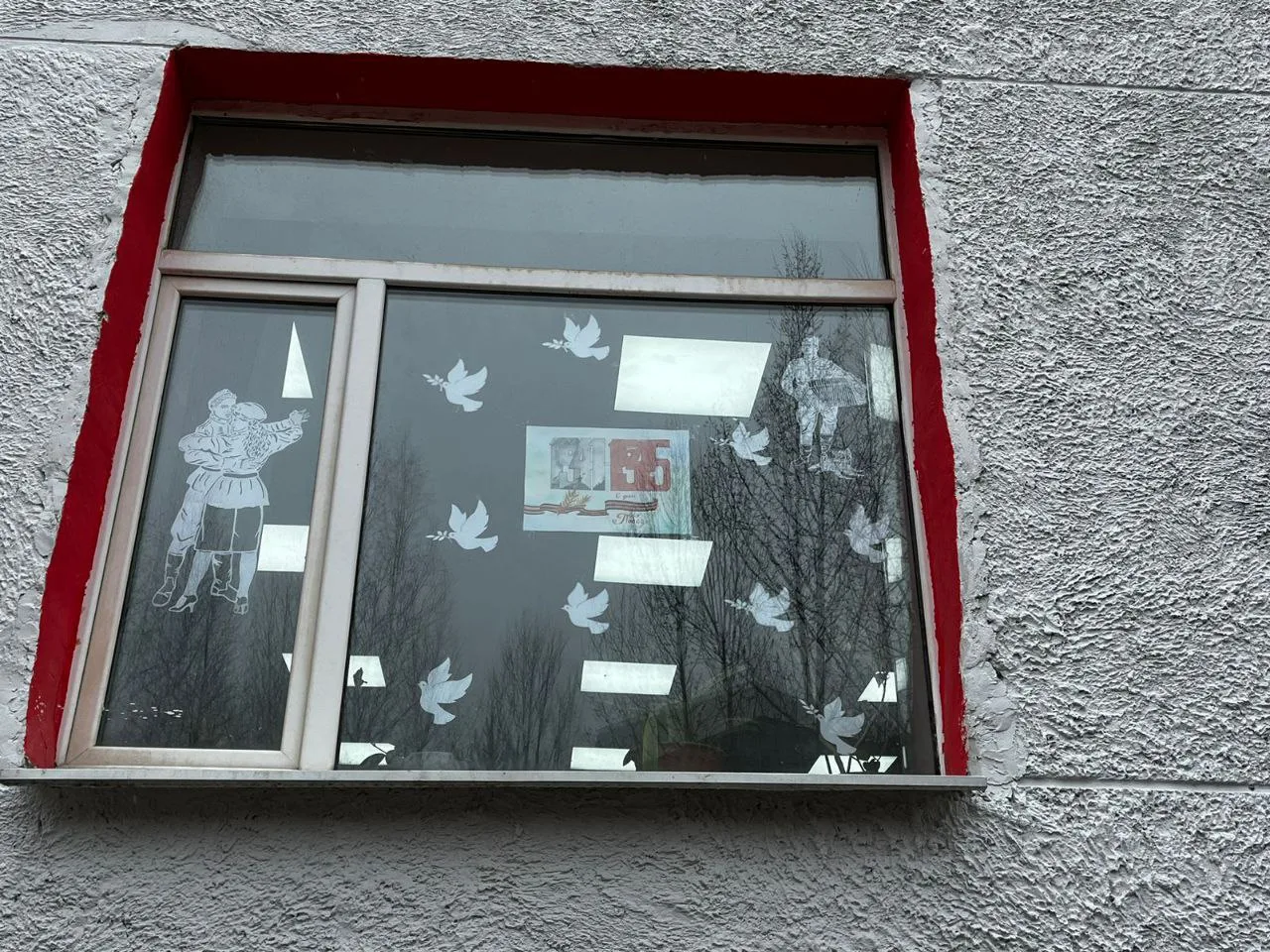 🕊АКЦИЯ "ОКНА ПОБЕДЫ"🕊  🇷🇺 В рамках Всероссийской акции "Окна Победы" в студенческом общежитии органи