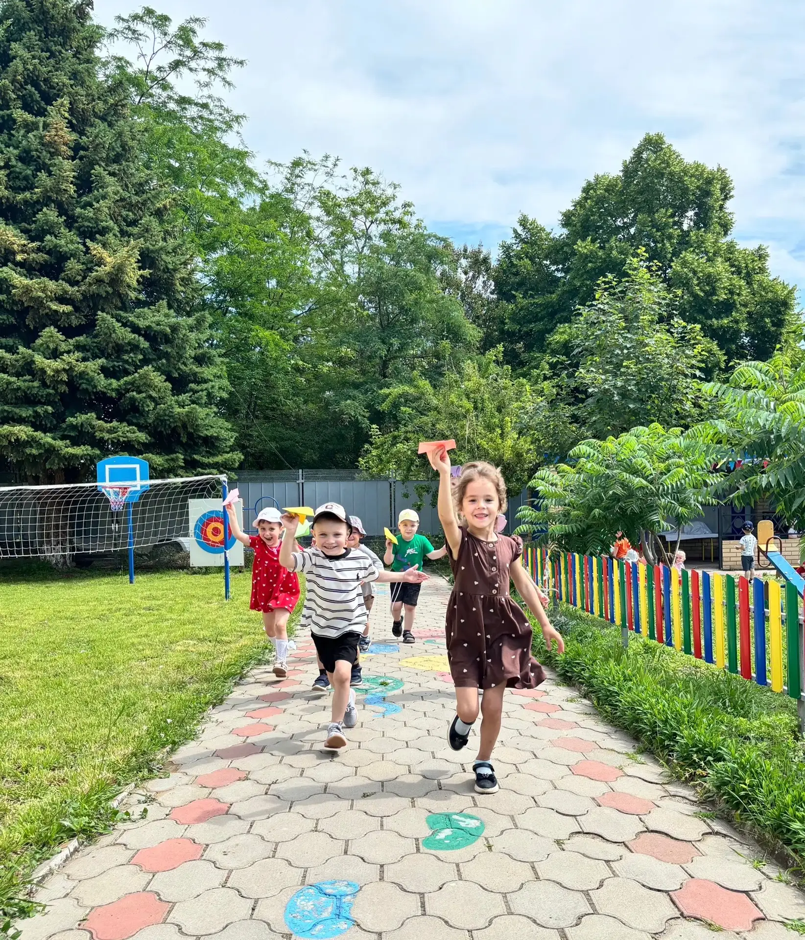 🌞Летняя прогулка в детском саду — это целый мир открытий! Солнце, воздух и движение укрепляют здоро
