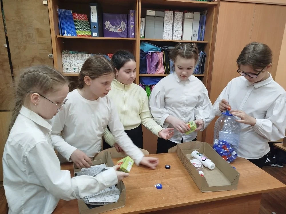 МАЛЕНЬКИЕ ШАГИ К БОЛЬШОЙ ЧИСТОТЕ! 🐜♻️  В нашей школе продолжается проект «Муравьи и раздельный сбор 