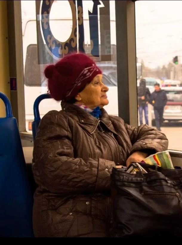 Почти каждое утро я встречаю её в автобусе. Вернее, поначалу я её только слышала, когда...