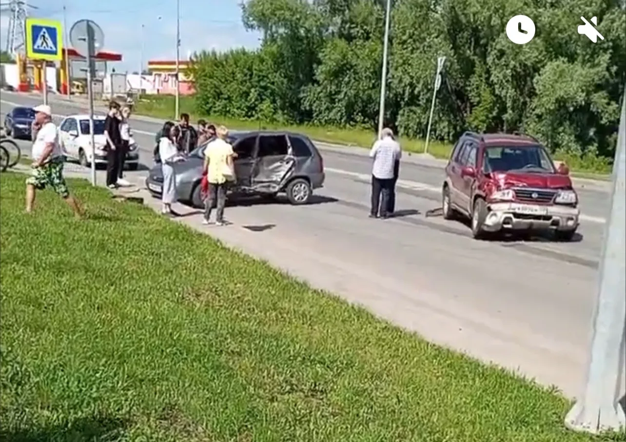 Калина выезжала со двора Валерия Лесунова 6, а джип ехал по левой полосе, машин на дороге не было бо