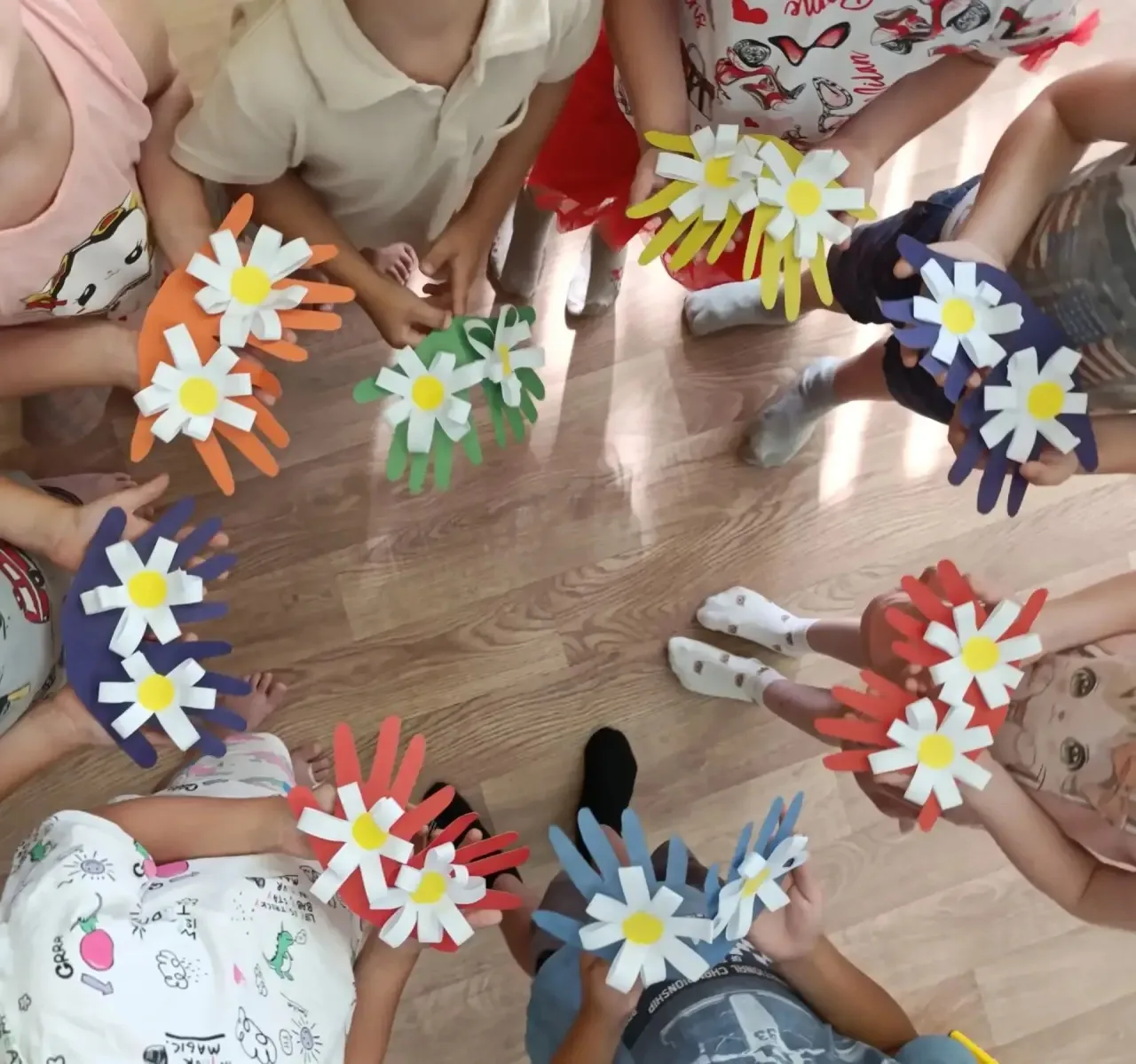 Выглянуло солнышко, 
Блещет на лугу☀️
Я навстречу солнышку,
По траве бегу🌈
И ромашки белые,
Рву я н
