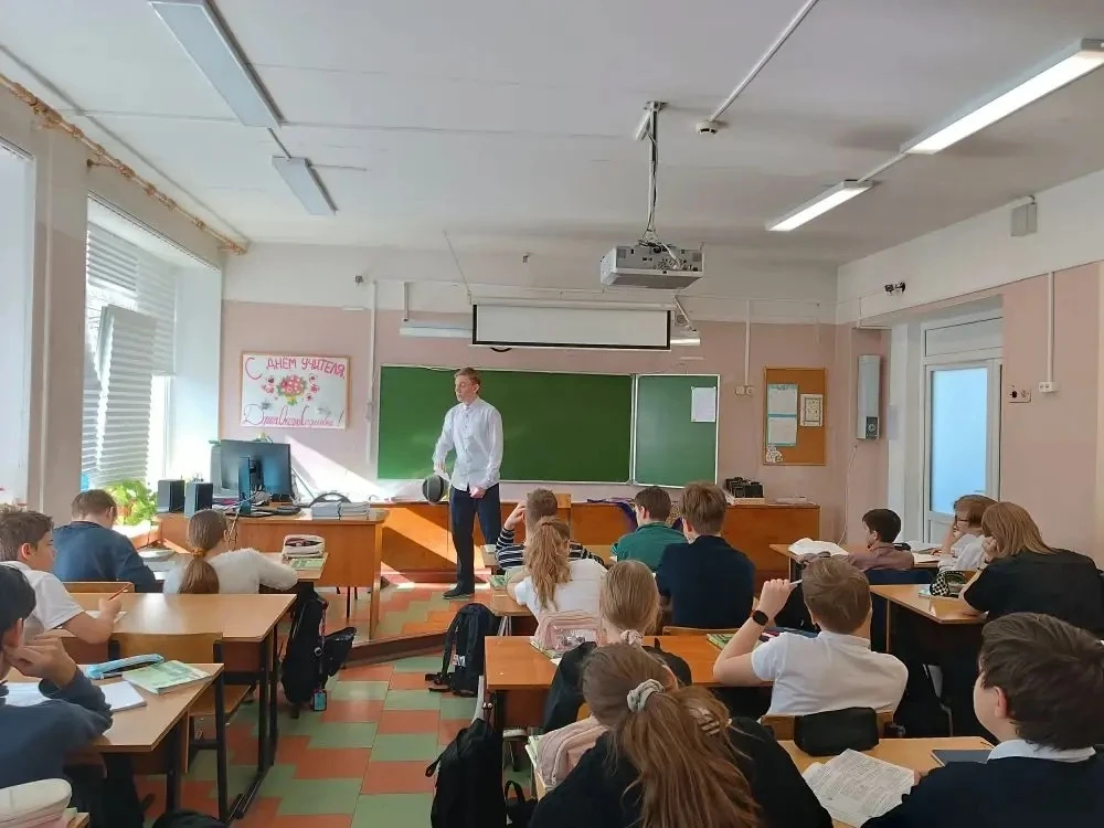 ✨ Увлекательное представление для шестиклассников!  Ученик 9 «А» класса Дмитрий Шутов показал моносп