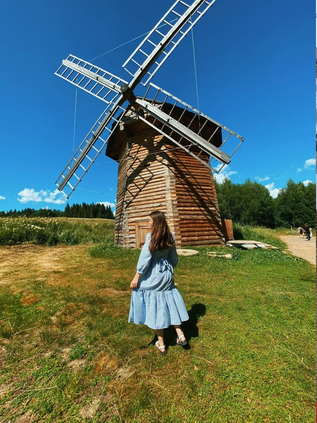 Представьте: небо оживает, как в сказке, а земля поёт древние мелодии! 🌟 Что если один...