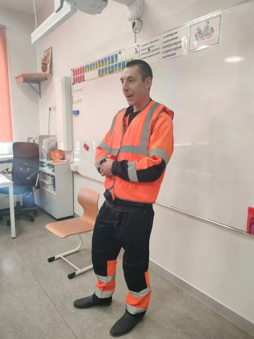 #МойПапаДаётУрок: В 3В прошла увлекательная встреча  с работником железной дороги Петренко Евгением 