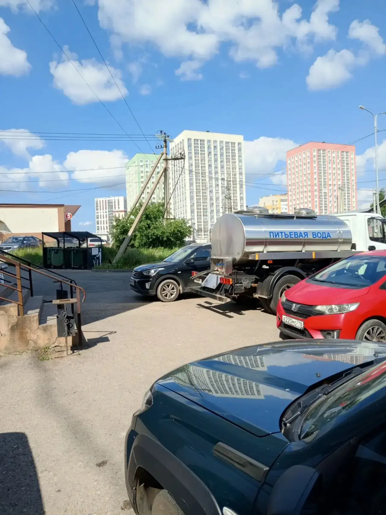 Автоцистерна "Питьевая вода" стоит в районе ул. Гафиатуллина, 47