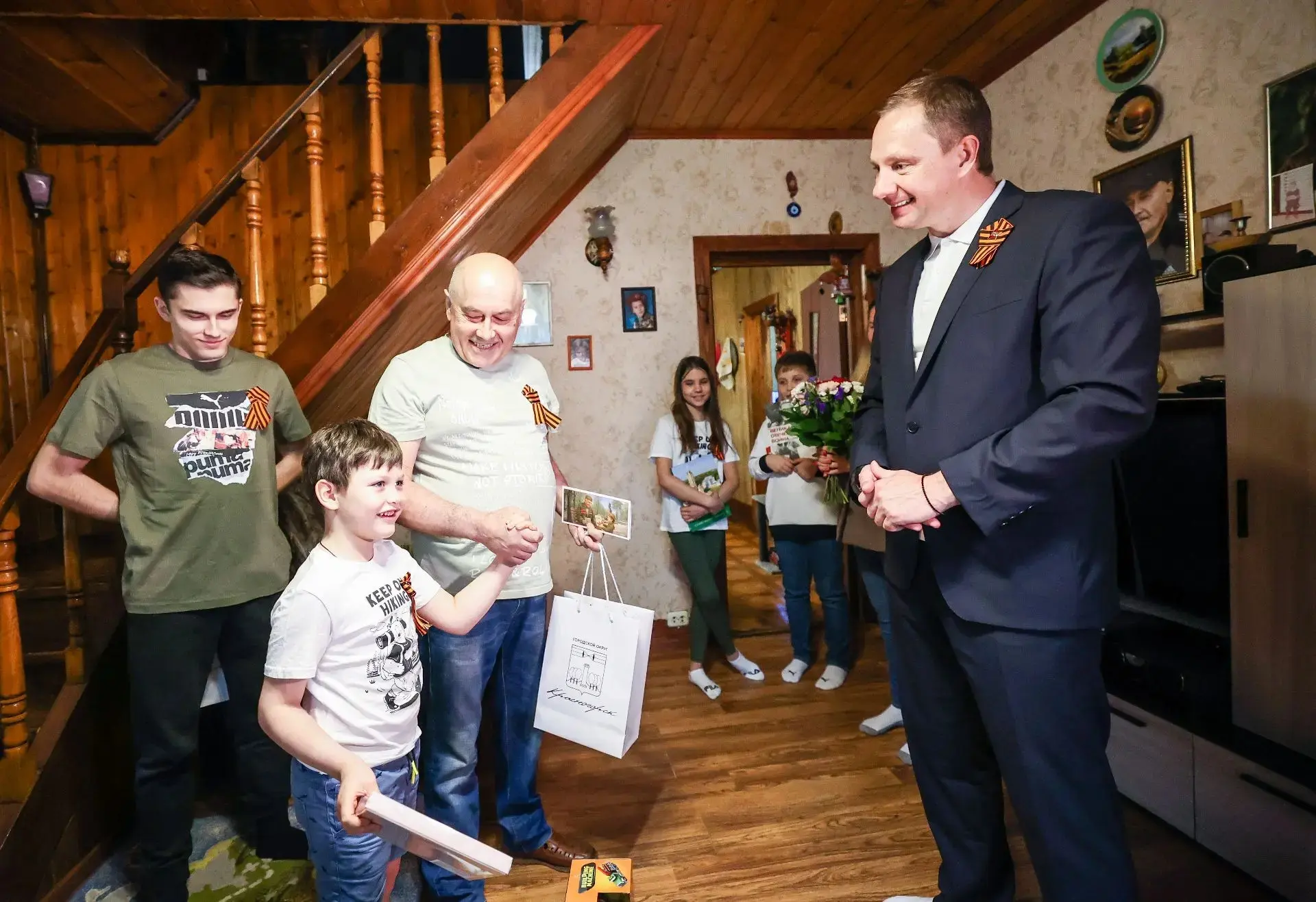 С Днем Великой Победы поздравил семью нашего Героя СВО – Романа Романова, ставшую за эти годы очень 