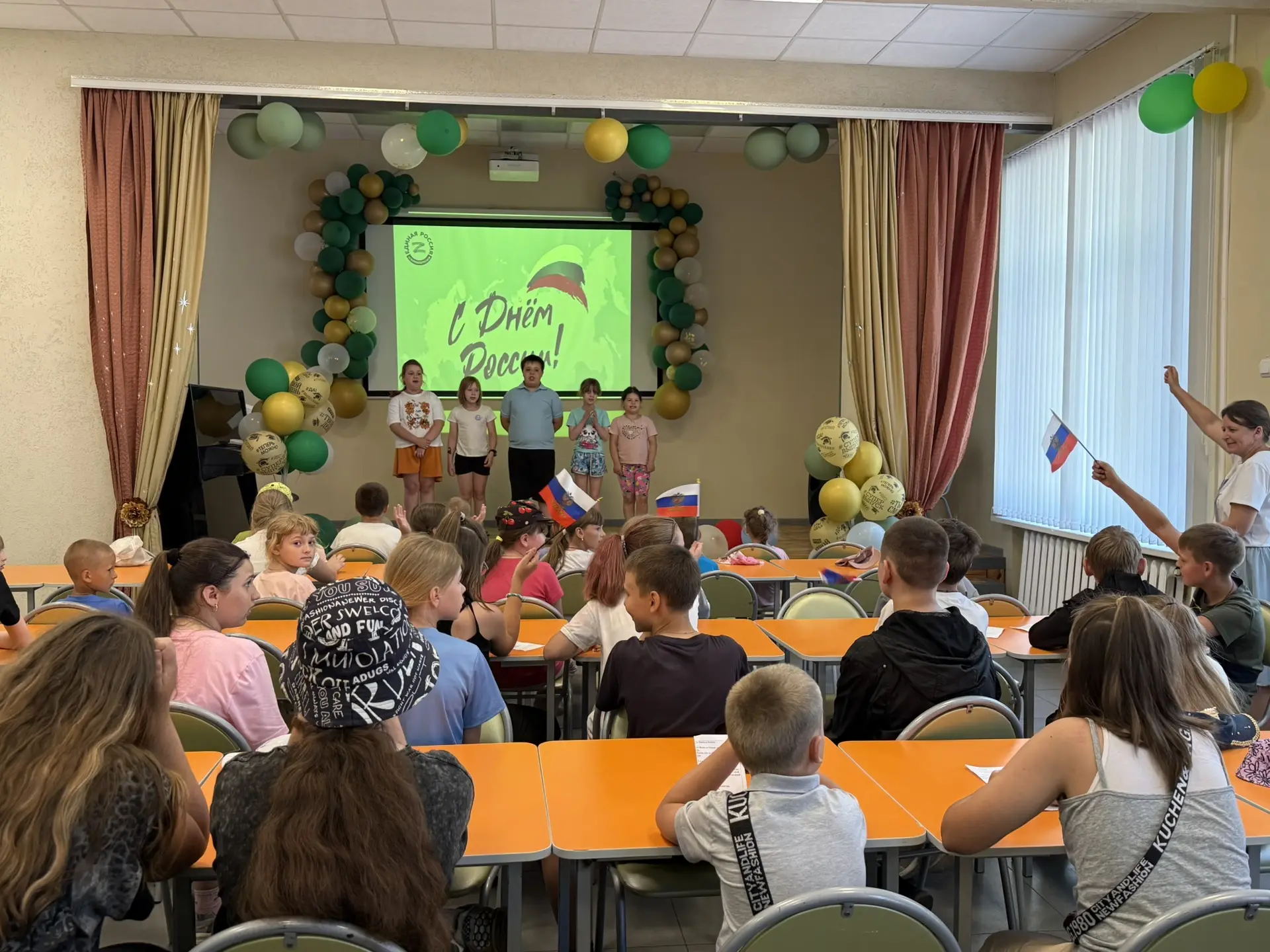 🎶 Голоса юности — любимой Родине! 🇷🇺

В пришкольном лагере «Солнышко» на базе МБОУ «Полевской лиц
