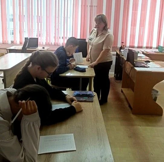 Учащиеся 8в класса на внеурочном занятии по финансовой грамотности с большим удовольств...