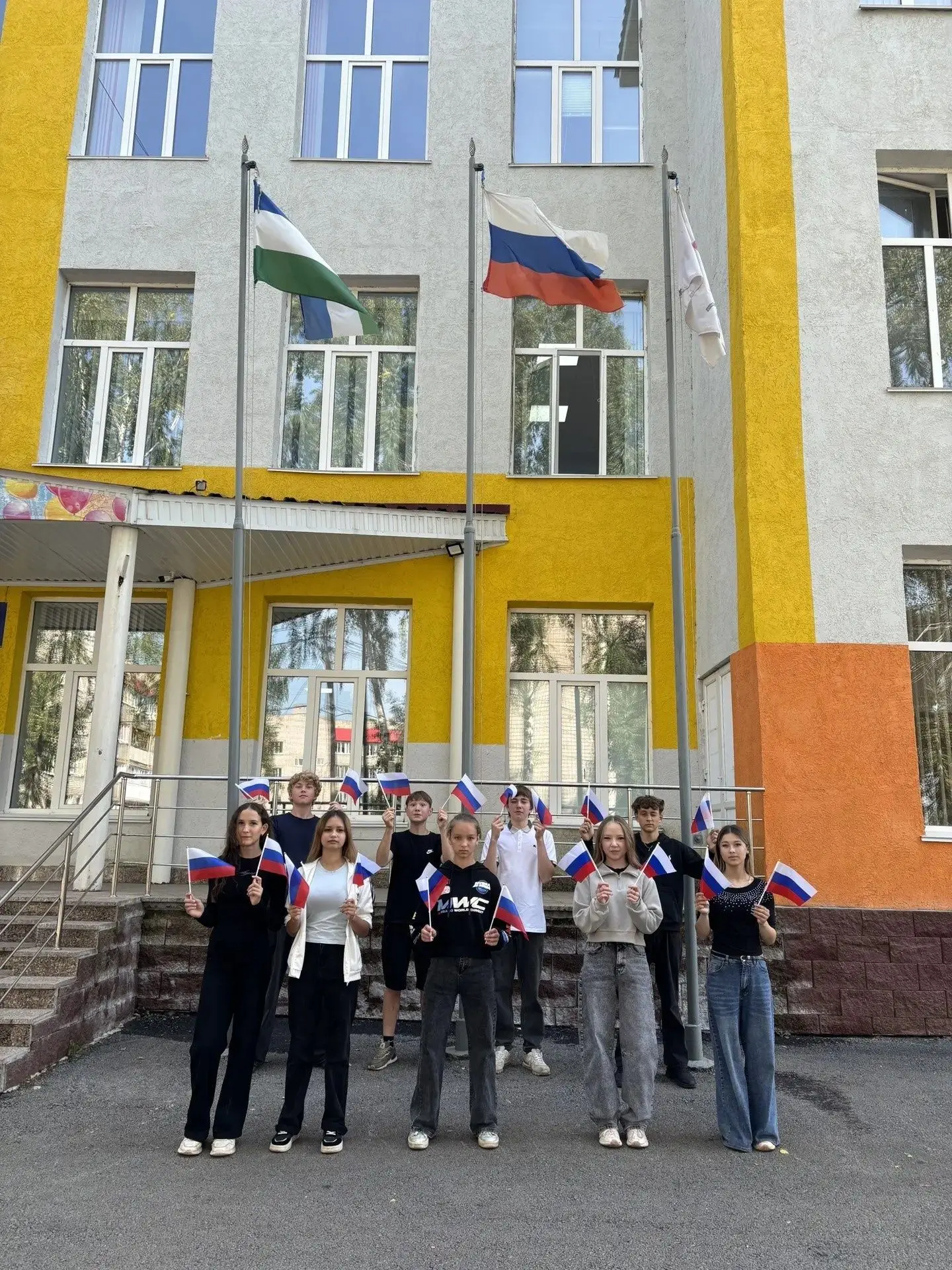 🇷🇺Три цвета единства: наша школа присоединяется к  акции «Цвета Родины»🇷🇺⁣