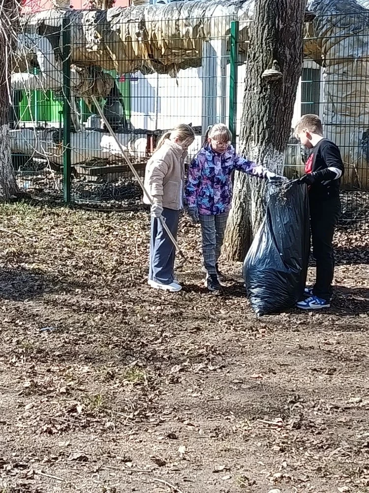 Трудовой десант 4 «В» 🧹🌱  Сегодня, 17 апреля, наш 4 «В» приобщился к общему делу - труду на благо. Р